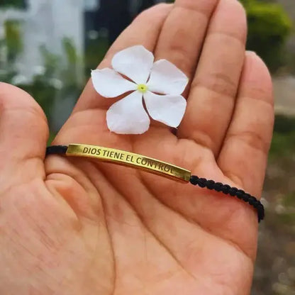 Pulsera Dorada “Dios Tiene el Control” Con Envío gratis